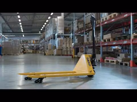 Låg palldragare 1500 kg använd för hantering av specialpall i lager- eller produktionsmiljö.