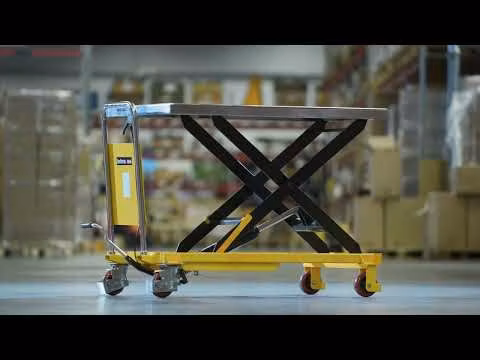 Hydrauliskt lyftbord med fotpump i lager- eller verkstadsmiljö vid hantering av tungt gods