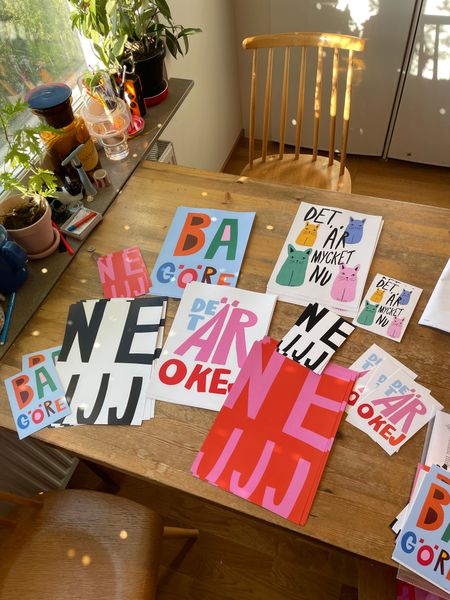 NEJJJ (svart/vit)