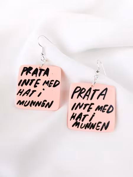 PRATA INTE MED HAT I MUNNEN