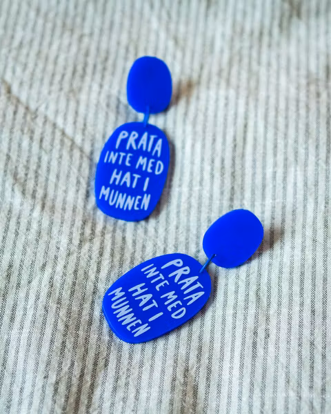 PRATA INTE MED HAT I MUNNEN