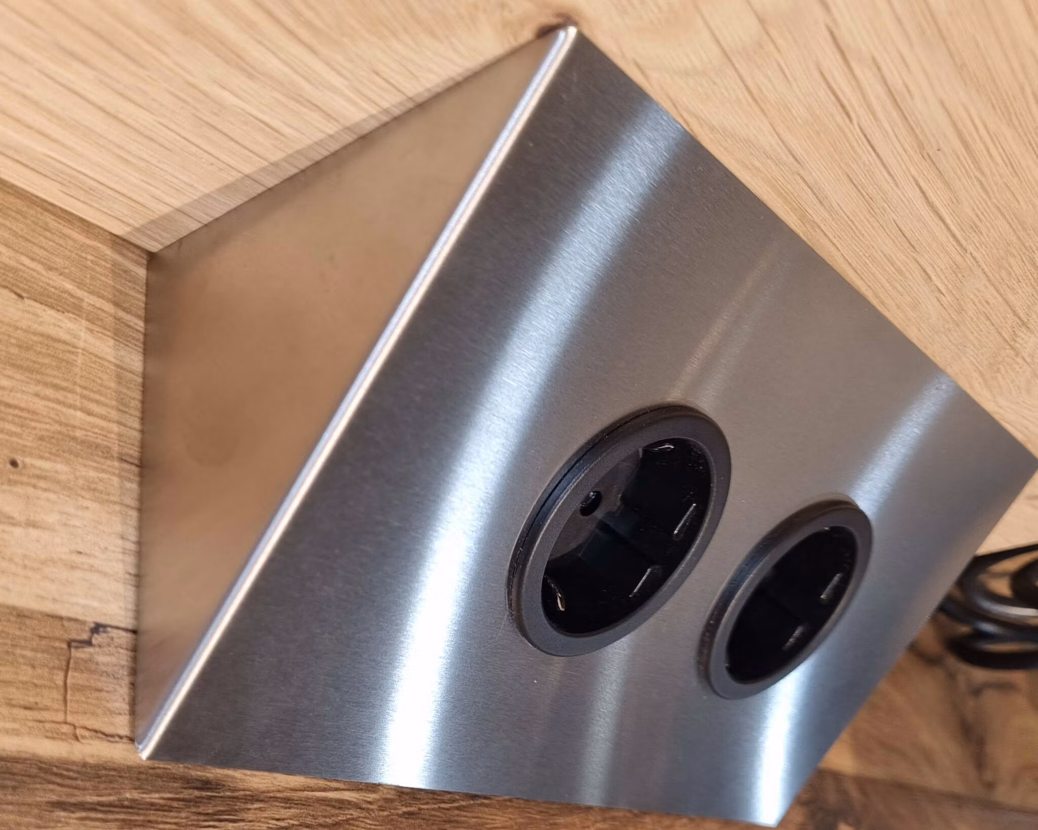 Hörnbox Asta 2-vägs koppar med 2x USB-A
