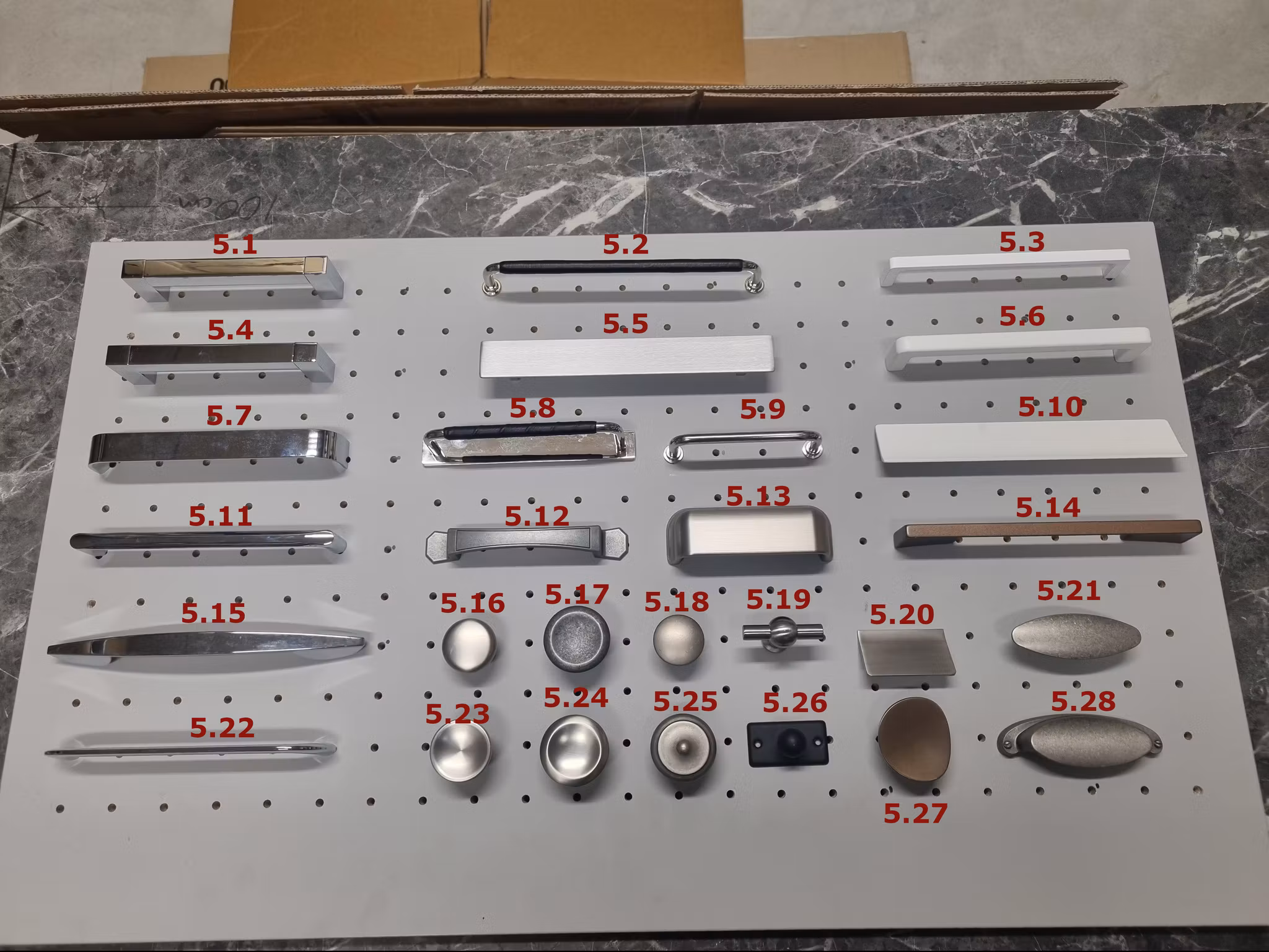 Serie 5 Blandade handtag och knoppar, metall, (28 varianter)