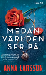 Medan världen ser på (pocket)