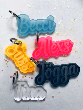 Nyckelring i plexi med namn