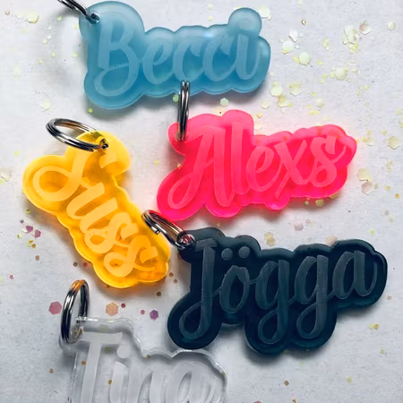 Nyckelring i plexi med namn