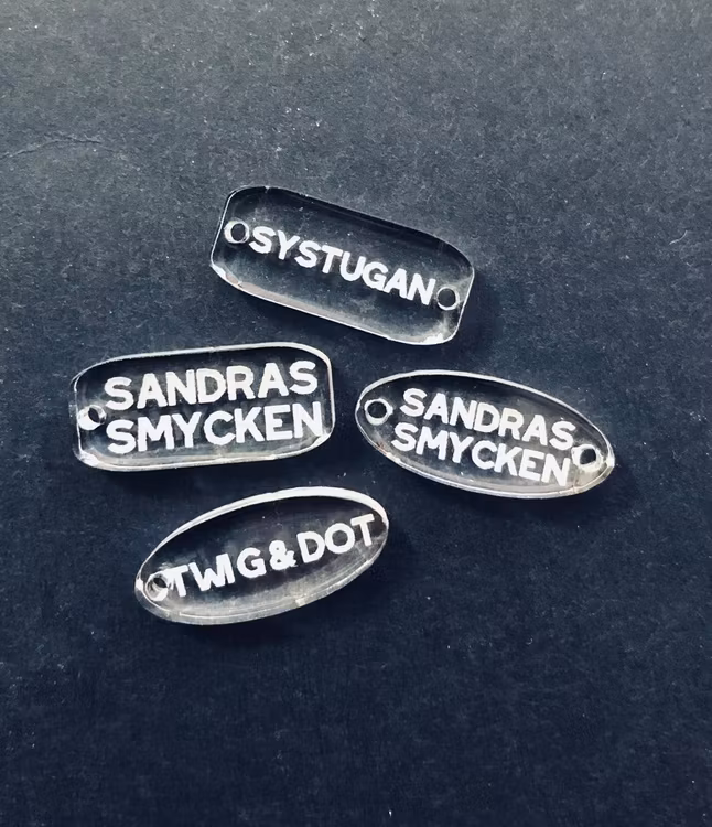 Tag i plexi med egen gravyr - 10-pack