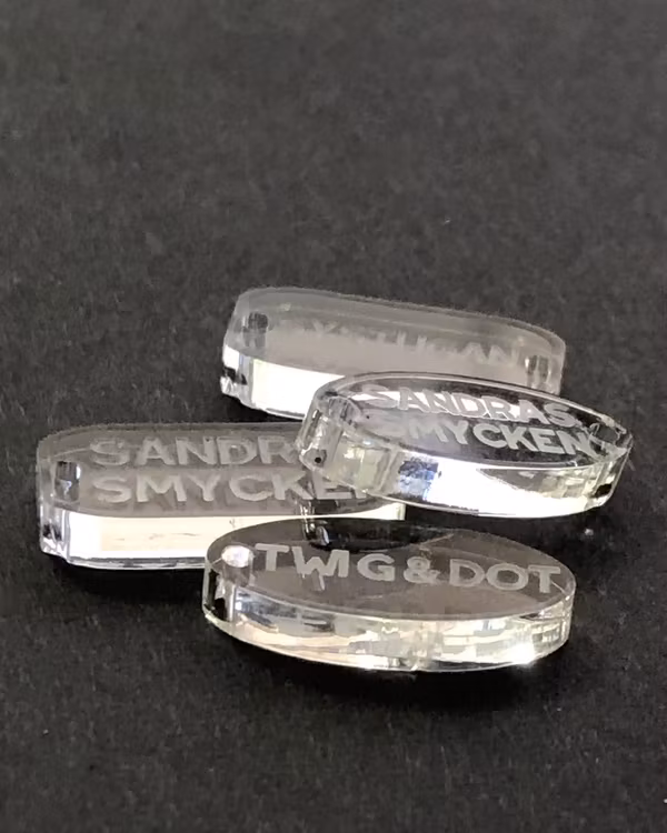 Tag i plexi med egen gravyr - 10-pack