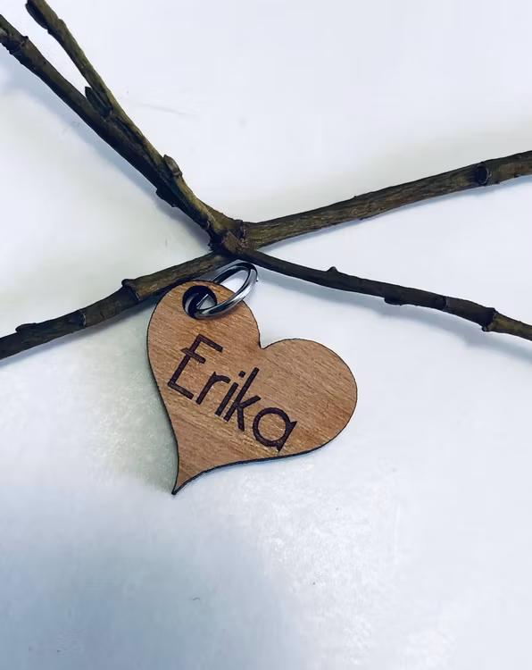 Namnsmycke i trä, hjärta