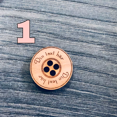 "Variera" Knappar i trä med egen text - 3 olika varianter