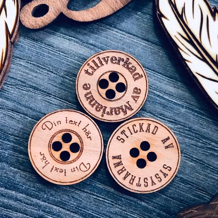 "Variera" Knappar i trä med egen text - 3 olika varianter
