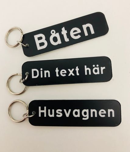 Nyckelring egen text - svart-vit