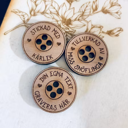 "Lyx" - Knappar i trä med egen text