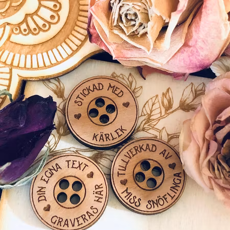 "Lyx" - Knappar i trä med egen text