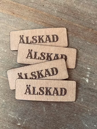 Älskad - Etikett i veganskt läder