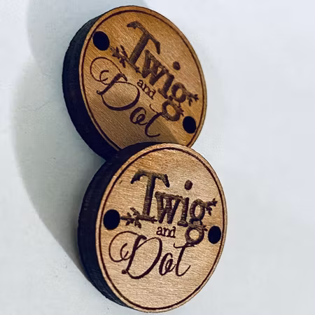 "Logo" - Knappar i trä med egen logotyp