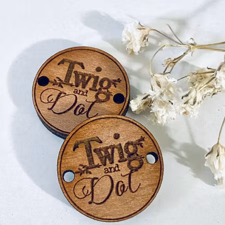 "Logo" - Knappar i trä med egen logotyp