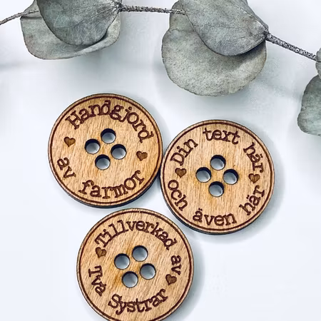 "Hjärta" - Knappar i trä med egen text