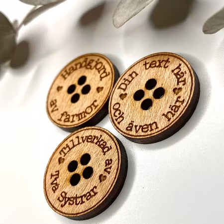 "Hjärta" - Knappar i trä med egen text