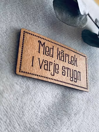 Med kärlek i varje stygn - Etikett i veganskt läder