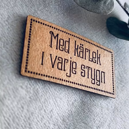 Med kärlek i varje stygn - Etikett i veganskt läder