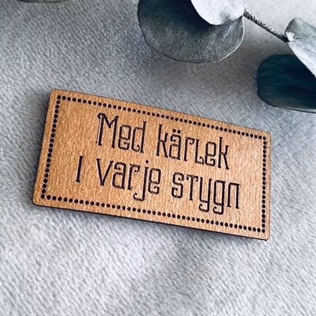 Med kärlek i varje stygn - Etikett i veganskt läder