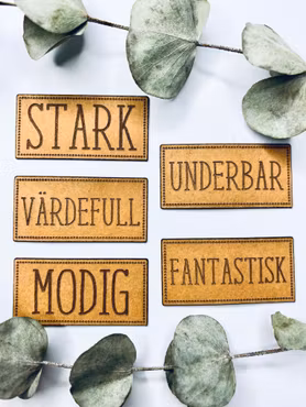 Stärkande ord - Etiketter i konstläder