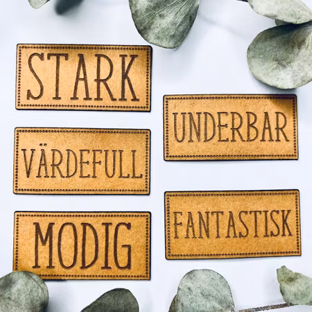 Stärkande ord - Etiketter i konstläder