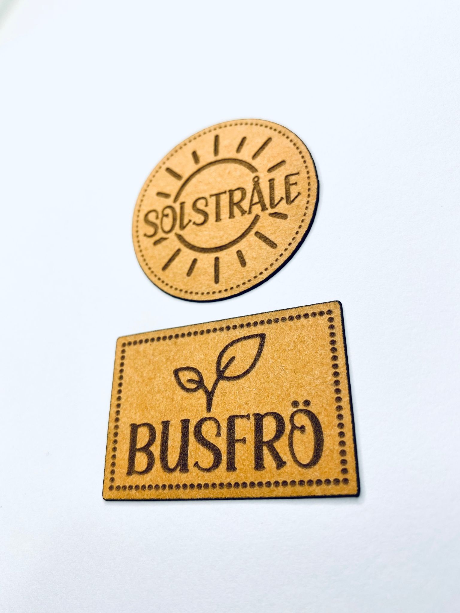 Solstråle & Busfrö - Konstläderlappar/Etiketter