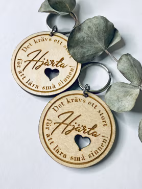 Det krävs ett stort hjärta för att lära små sinnen! (trä)