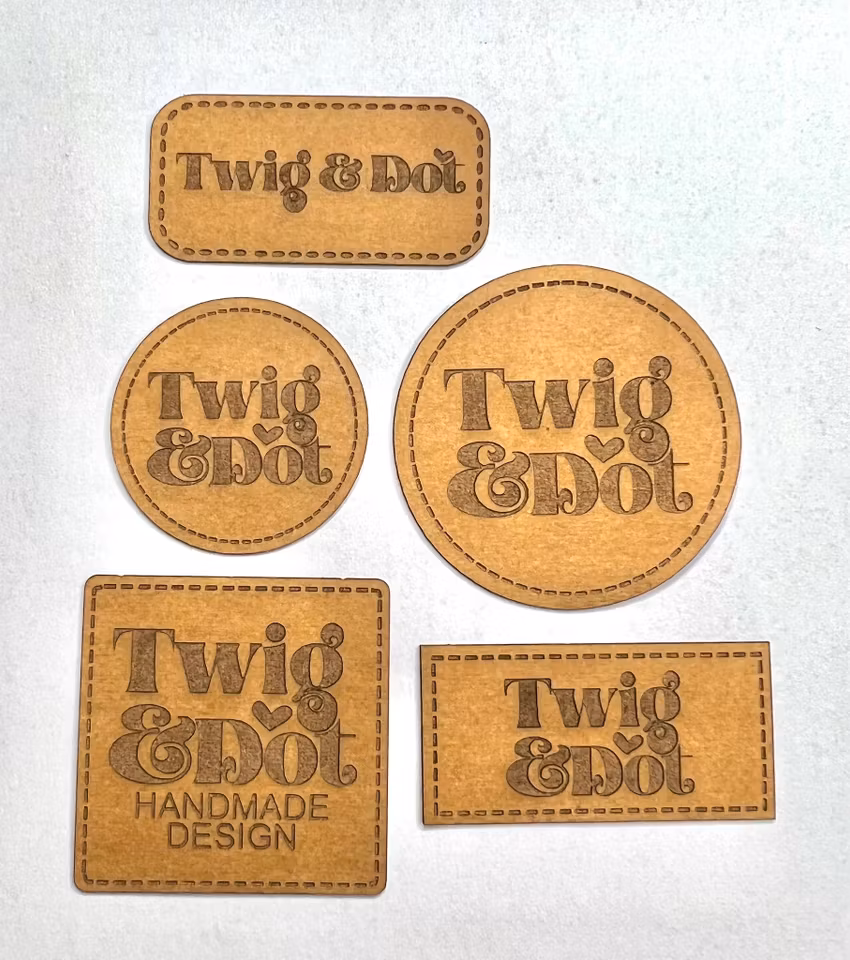 Konstläderlappar/Etiketter med streckad kant - egen logotyp