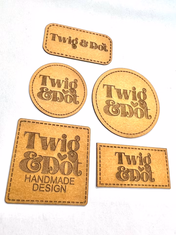 Konstläderlappar/Etiketter med streckad kant - egen logotyp