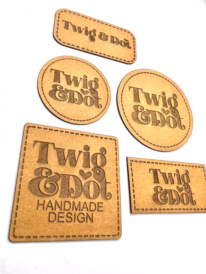 Konstläderlappar/Etiketter med streckad kant - egen logotyp