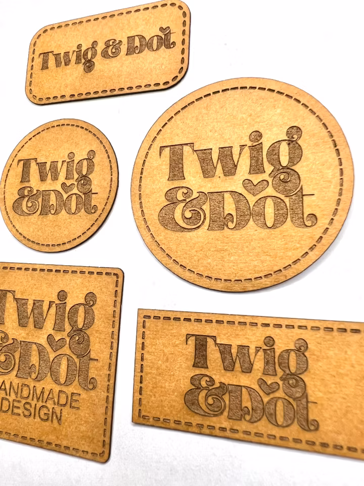 Konstläderlappar/Etiketter med streckad kant - egen logotyp