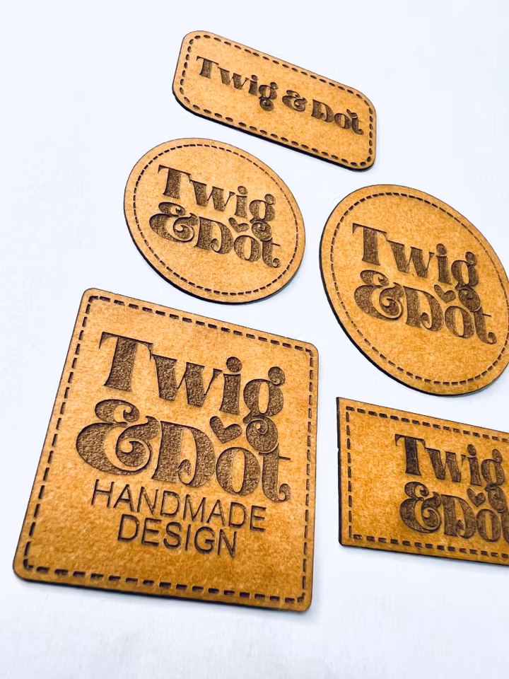 Konstläderlappar/Etiketter med streckad kant - egen logotyp