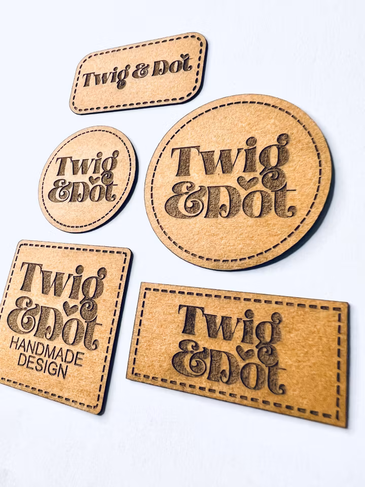 Konstläderlappar/Etiketter med streckad kant - egen logotyp