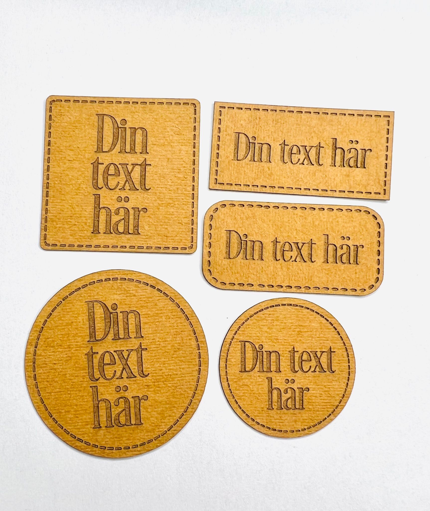 Konstläderlappar/Etiketter med streckad kant - egen text