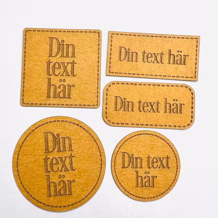 Konstläderlappar/Etiketter med streckad kant - egen text
