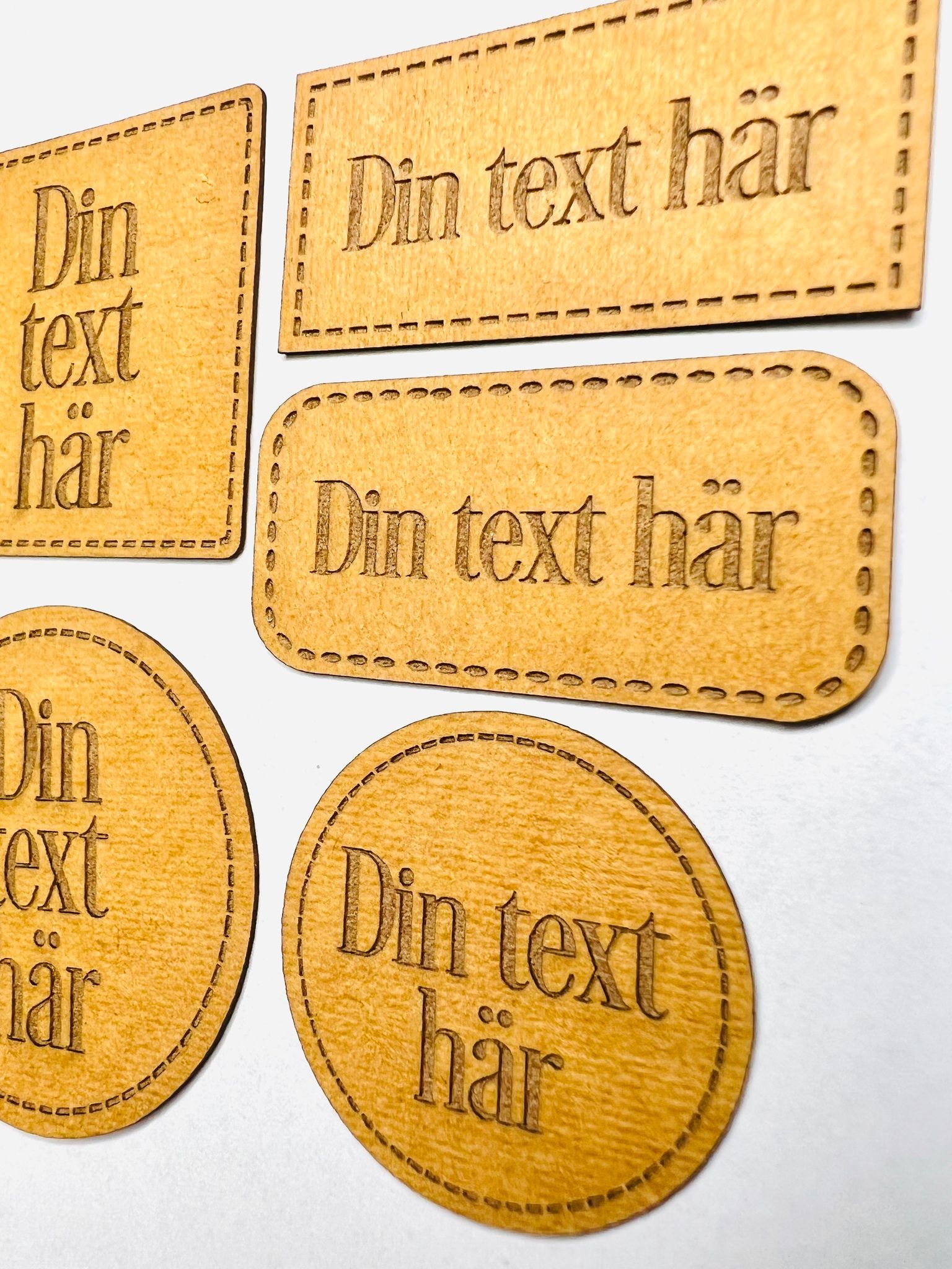 Konstläderlappar/Etiketter med streckad kant - egen text