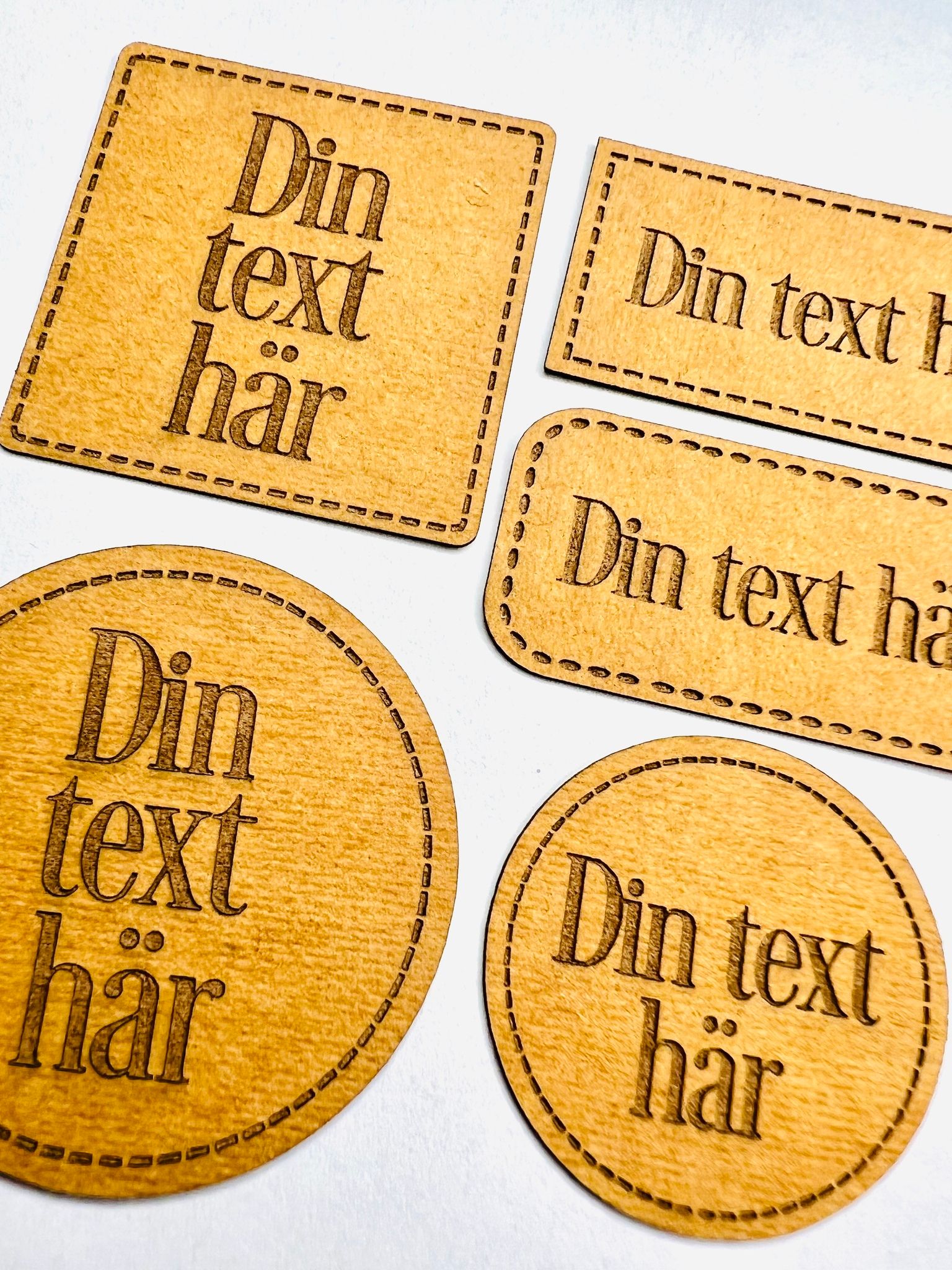 Konstläderlappar/Etiketter med streckad kant - egen text