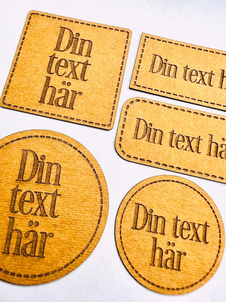 Konstläderlappar/Etiketter med streckad kant - egen text