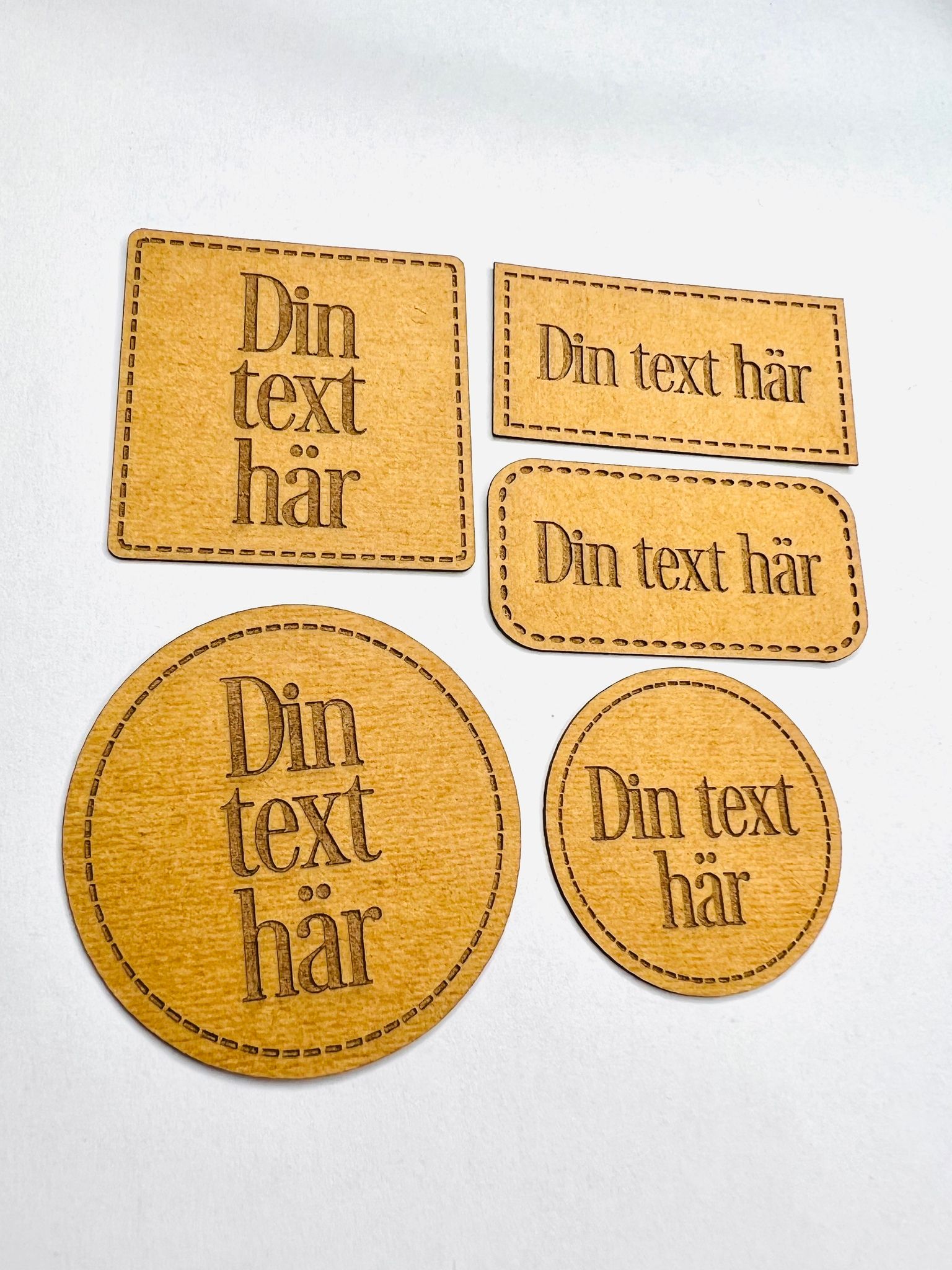 Konstläderlappar/Etiketter med streckad kant - egen text