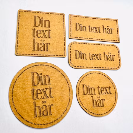 Konstläderlappar/Etiketter med streckad kant - egen text