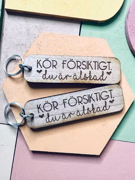 Kör försiktigt, du är älskad - trä