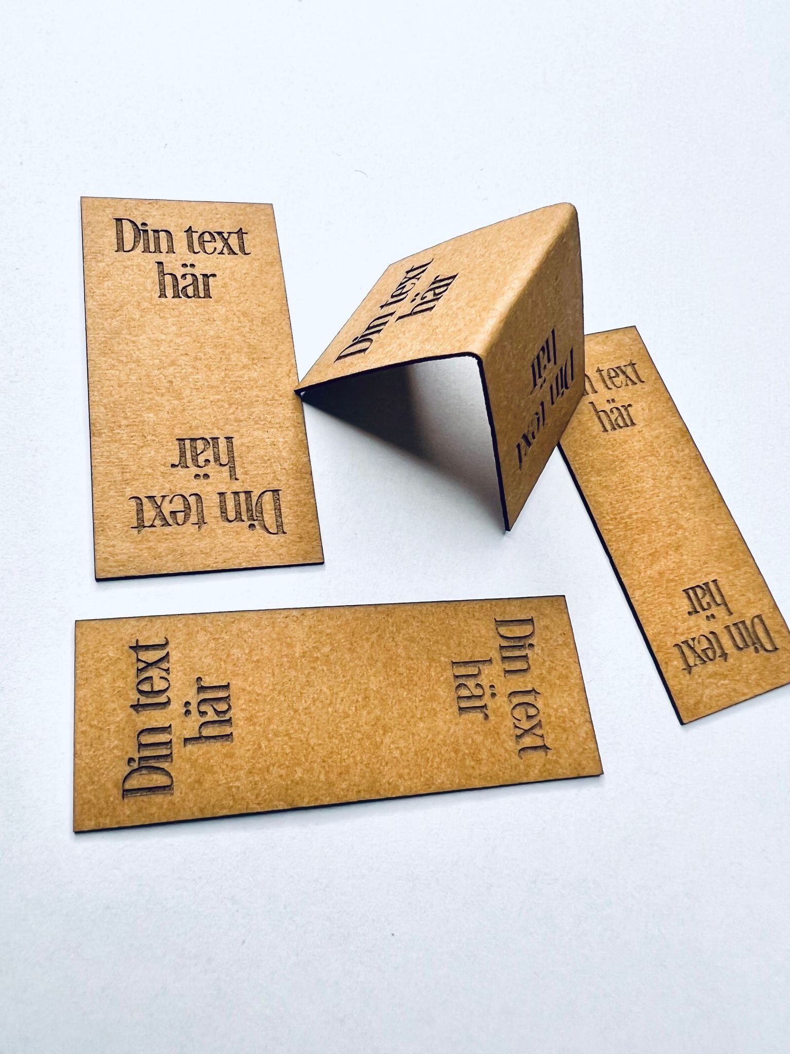 10-pack dubbelvikt etikett i konstläder - egen text