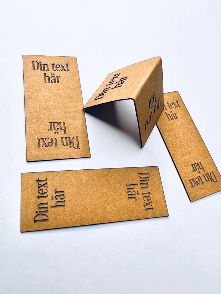 10-pack dubbelvikt etikett i konstläder - egen text