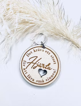 Det krävs ett stort hjärta för att lära små sinnen! (trä)