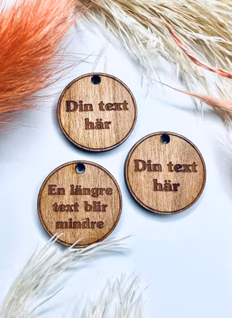 Knappar/tags i trä med egen text