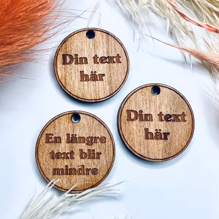 Knappar/tags i trä med egen text