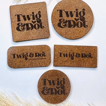 Konstläderlappar, brun - egen logotyp